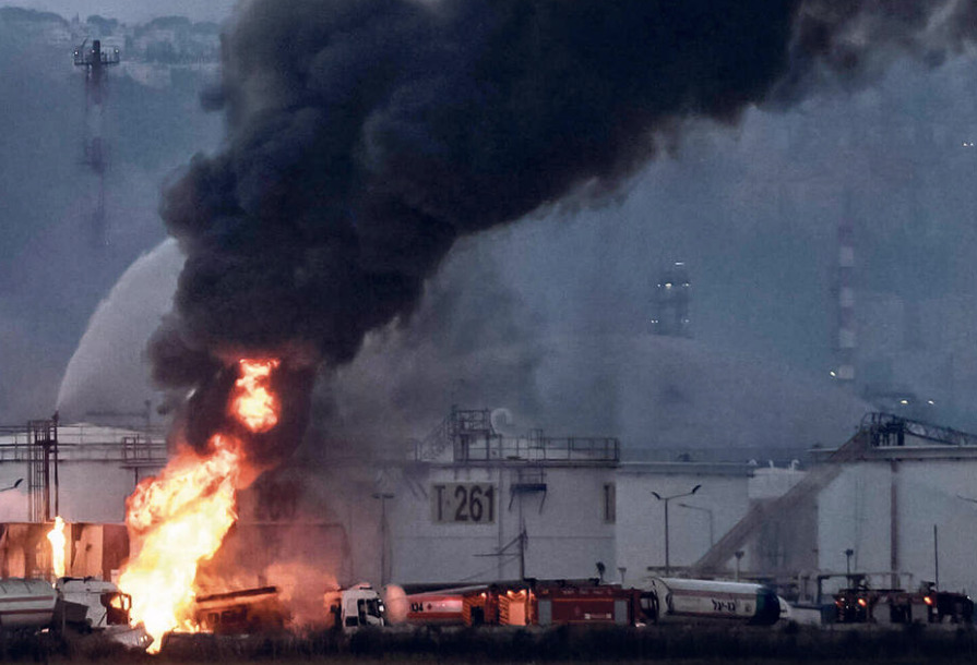 HAYFA PETROL RAFİNERİSİ YANMAYA DEVAM EDİYOR 