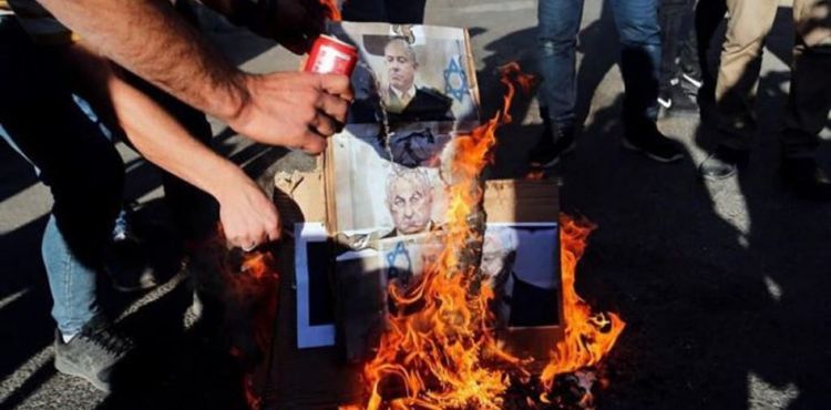 BİNLERCE YAHUDİ TEL AVİV'DE NETANYAHU'YU PROTESTO ETTİ