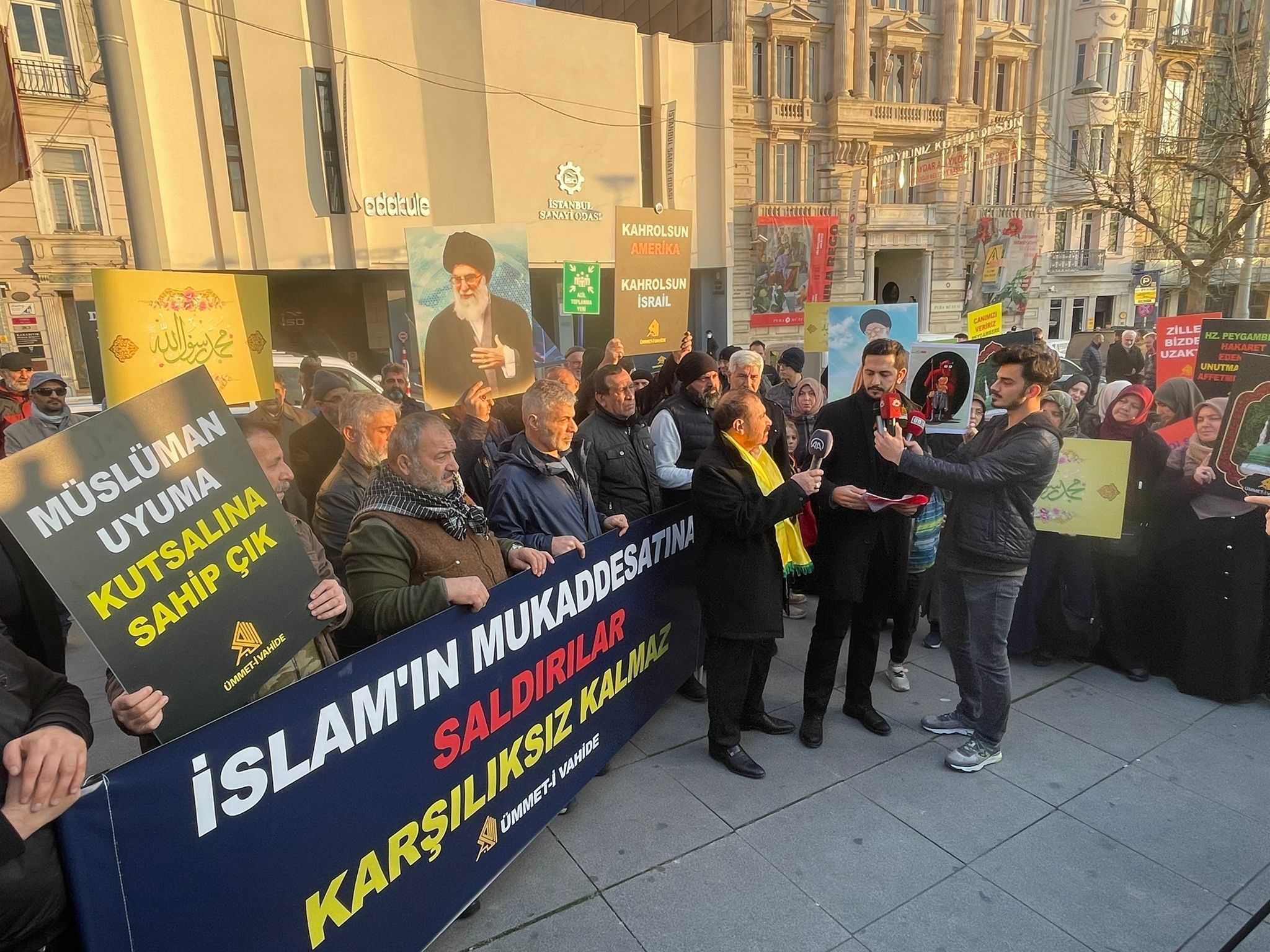 CHARLİE HEBDO DERGİSİ İSTANBUL'DA PROTESTO EDİLDİ (VİDEO)