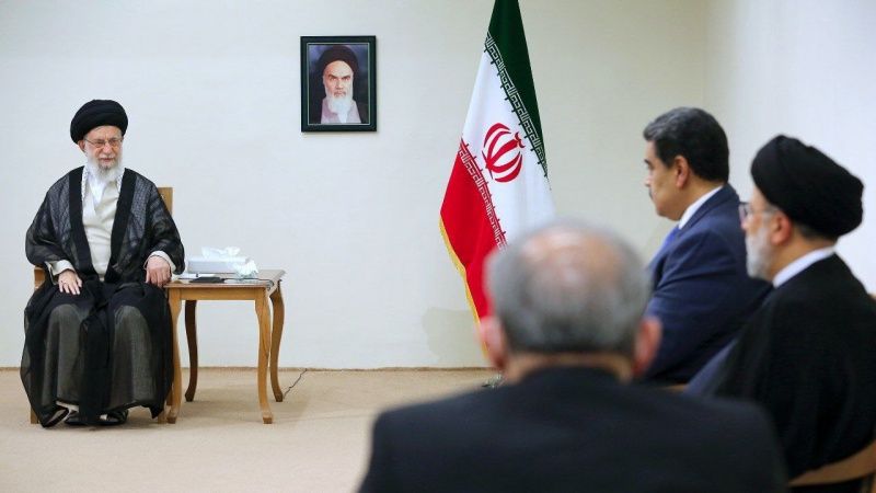 İMAM HAMENEİ'DEN NİCOLAS MADURO'NUN SİYONİST REJİM KARŞISINDA SERGİLEDİĞİ TAVRA ÖVGÜ