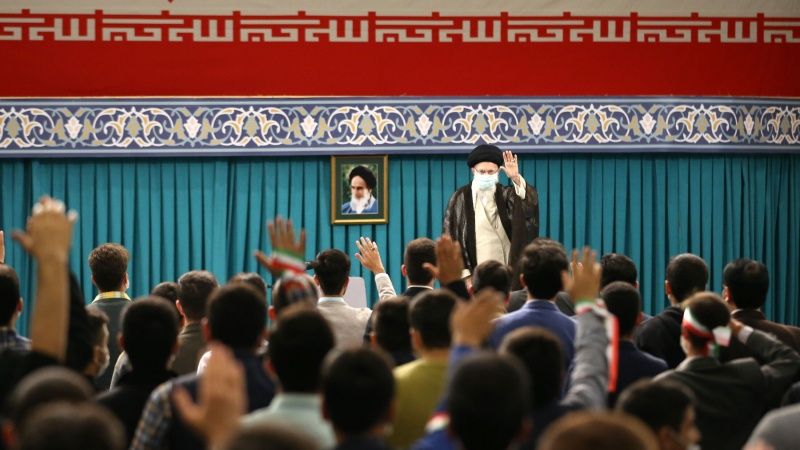 İMAM HAMENEİ DÜNYA İSTİKBARIYLA MÜCADELE VE ÖĞRENCİ GÜNÜ MÜNASEBETİYLE ÖNEMLİ BİR KONUŞMA YAPTI