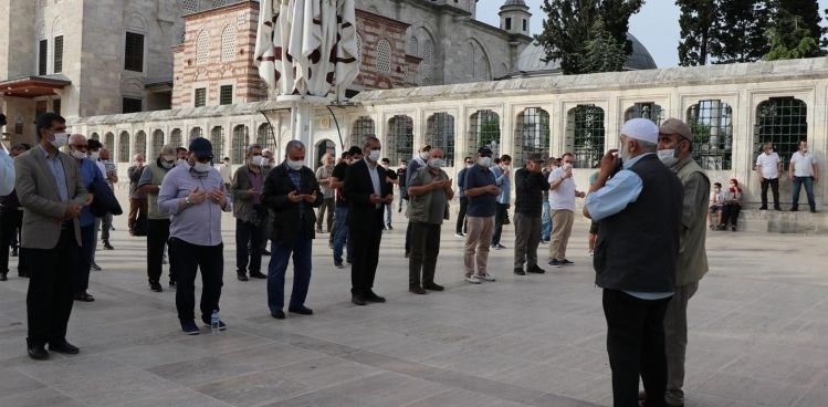 İSTANBUL'DA RAMAZAN ŞALLAH İÇİN GIYABİ CENAZE NAMAZI KILINDI 