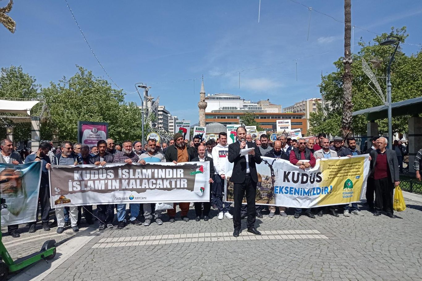 İZMİR'DE PEYGAMBER SEVDALILARI VAKFI TARAFINDAN DÜNYA KUDÜS GÜNÜ BASIN AÇIKLAMASI DÜZENLENDİ