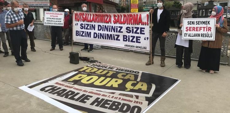 RİZE ARDEŞEN'DE İSLAM'IN KUTSALLARINA YAPILAN HAKARETLER VE SİYONİST REJİMLE NORMALLEŞME ANLAŞMALARI PROTESTO EDİLDİ (FOTO)