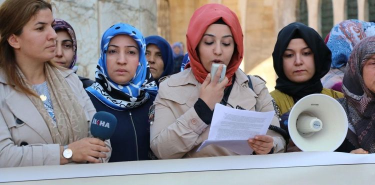 ŞANLIURFA'DA KUDÜS ANNELERİ PLATFORMU 100 HAFTADIR FİLİSTİNLİ ANNELERE DESTEK AÇIKLAMASI YAPIYOR (VİDEO)