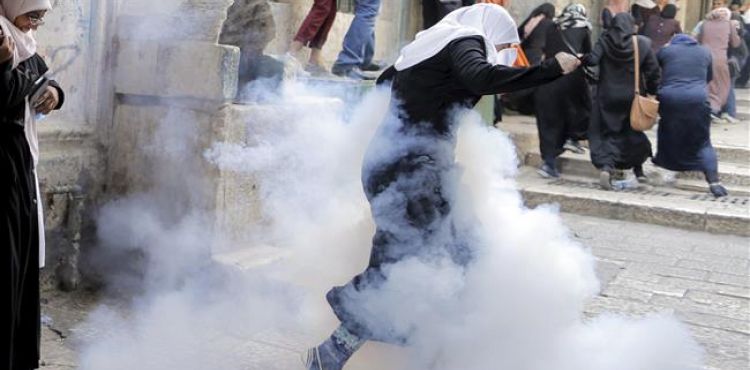 SİYONİST ASKERLER MESCİDİ AKSA'DA NAMAZ KILAN MÜSLÜMANLARA SALDIRDI 