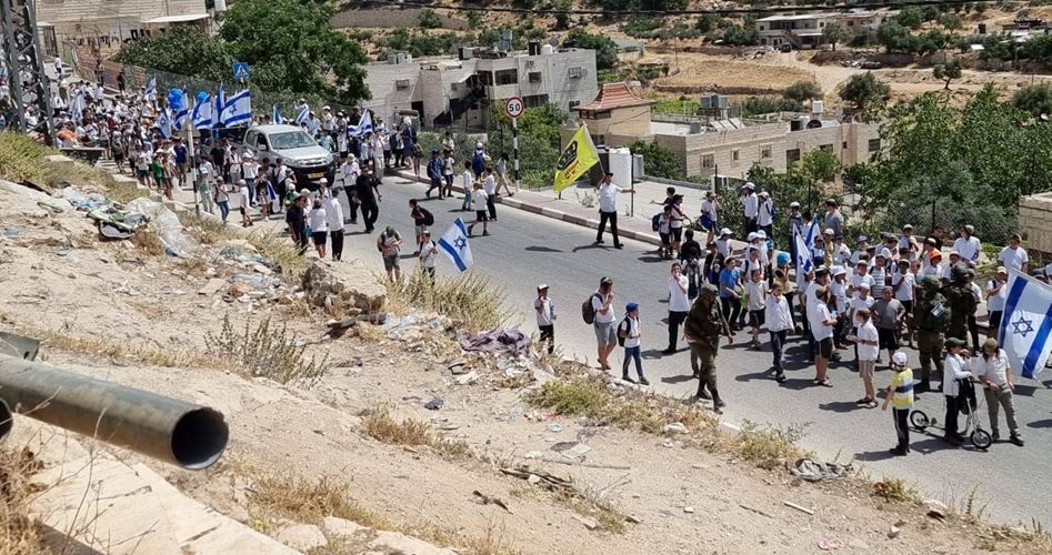 SİYONİST İŞGALCİLER BATI ŞERİA'DA BAYRAK YÜRÜYÜŞÜ DÜZENLEDİ